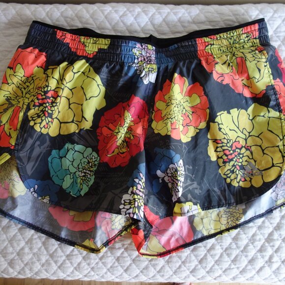 ADIDAS Running Run Fast Black Floral Shorts w/ inner lining – Wmns M3 - Picture 1 of 6